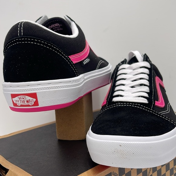 Vans Men's Black and Pink Sneakers Bmx Old Skool
Black/Neon Pink
VN0005UZBFY - Picture 9 of 16